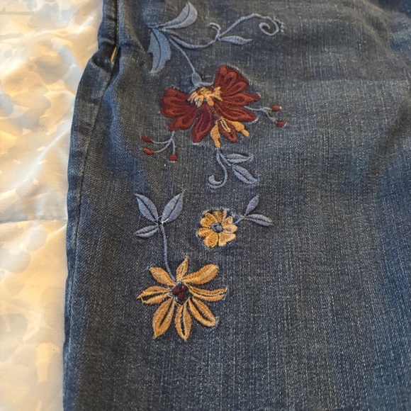 Ladies embroidered jeans - Picture 2 of 5